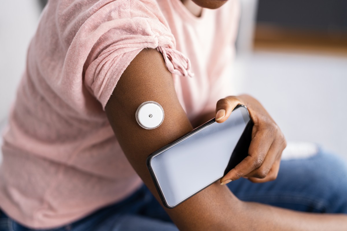 Person wearing a pulse sensor with their arm resting on it.