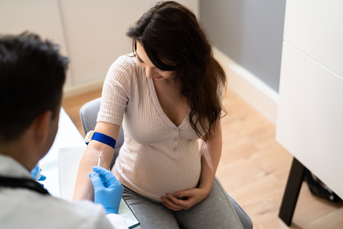 Pregnant woman getting a flu shot.